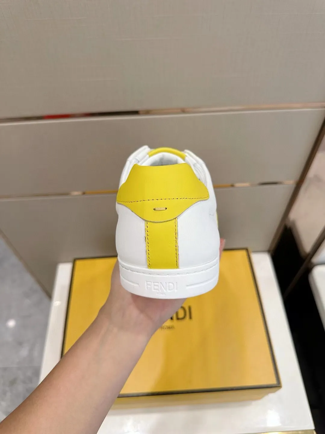 Factory price: 380💰 Fendi men's sports shoes - top version. In the corner, there is no limit to expression, highlighting the FF element cowhide to highlight personality, walking well! The shoe mouth is embossed with brand letters with a cowhide label. Cowhide upper + cowhide stitching mesh lining + T men's men's shoes 💰U outsole Size: 38-44, (customized at 45)